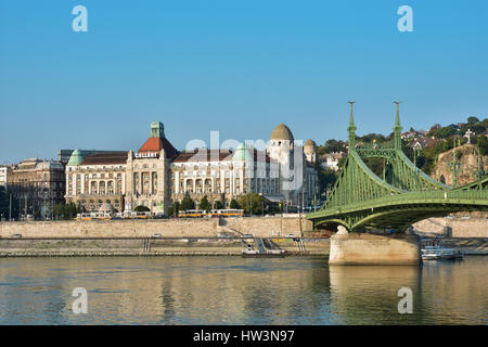 Les célèbres thermes Gellért avec pont de la liberté sur le Danube, tôt le matin Banque D'Images