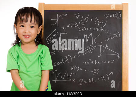 Les enfants chinois asiatique againts tableau noir ou tableau avec les formules en langage simple isolé sur fond blanc. Banque D'Images