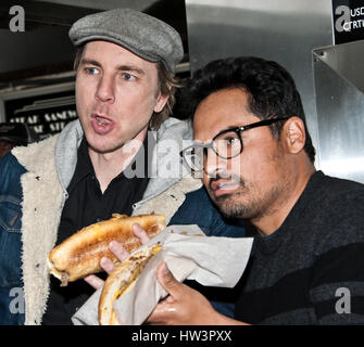 Philadelphia, PA, USA. 3 mars, 2017. Dax Shepard acteurs Michael Peña et promouvoir leur nouveau film 'CHIPS' à Jim's steaks. Banque D'Images