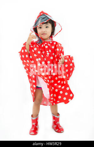 Chinese Little Girl Wearing raincoat et bottes dans du papier blanc fond isolé. Banque D'Images