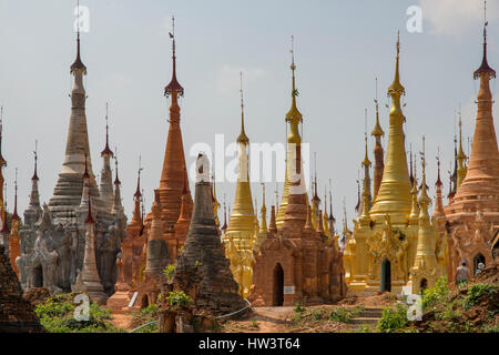 À Shwe Inn stupas Inlay Tain, Pagode Indein, Myanmar Banque D'Images