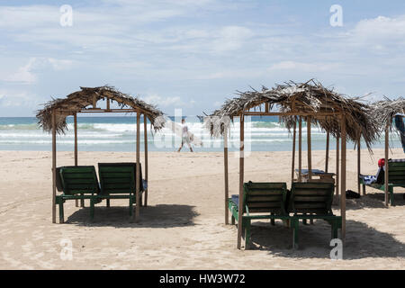 Peu de cabines privées pour fournir de l'ombre sur la plage de sable blanc à Kabalana, Ahangama, Sri Lanka Banque D'Images