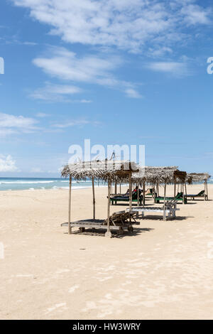 Peu de cabines privées pour fournir de l'ombre sur la plage de sable blanc à Kabalana, Ahangama, Sri Lanka Banque D'Images