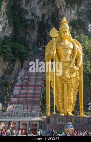 Statue en or de Murugan à Batu Caves, Kuala Lumpur, Malaisie Banque D'Images