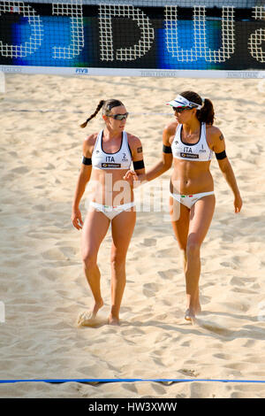 ROME, ITALIE - 15 juin 2011. Championnats du monde de volley-ball de plage. L'équipe italienne Marta Menegatti et Greta Cicolari lors d'un match Banque D'Images