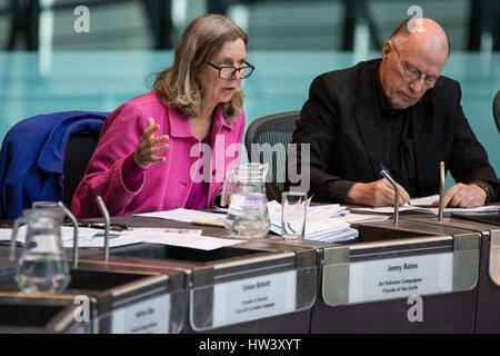 Londres, Royaume-Uni. 16 mars, 2017. Jenny Bates, militant à Londres Les Amis de la Terre, s'adresse à la Commission de l'environnement de l'Assemblée de Londres lors d'un débat sur l'expansion d'Heathrow à la Chambre à l'Hôtel de Ville. Credit : Mark Kerrison/Alamy Live News Banque D'Images