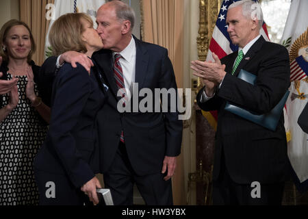 Washington, USA. Mar 16, 2017. Directeur du Renseignement National Dan Coats (C), à l'United States Vice-président Mike Pence (R) à la recherche sur, embrasse son épouse Marsha Coats (L) au cours d'une cérémonie dans le Capitole à Washington, DC, USA, 16 mars 2017. Credit : MediaPunch Inc/Alamy Live News Banque D'Images