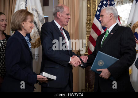 Washington, USA. Mar 16, 2017. United States Vice-président Mike Pence (R), serre la main avec le directeur du Renseignement National Dan Coats (C), avec son épouse Marsha Coats (L), au cours d'une cérémonie dans le Capitole à Washington, DC, USA, 16 mars 2017. Credit : MediaPunch Inc/Alamy Live News Banque D'Images