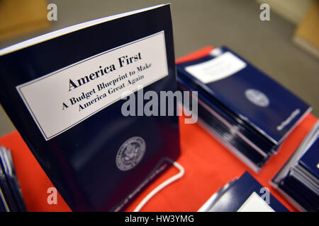 Washington, USA. Mar 16, 2017. Des copies de président américain Donald Trump le premier budget de l'administration de renouveau sont vus à Washington, DC, États-Unis, le 16 mars 2017. Le Président américain Donald Trump a dévoilé jeudi le premier budget de l'administration plan directeur qui cherche des coupes profondes dans les ministères et organismes fédéraux afin de financer la hausse des dépenses de défense. Credit : Yin Bogu/Xinhua/Alamy Live News Banque D'Images