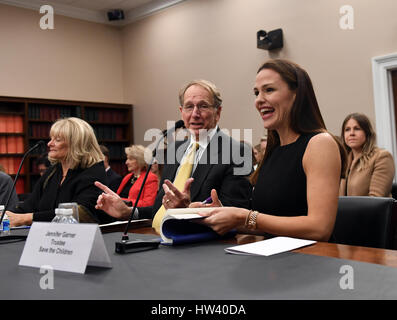 Washington, USA. Mar 16, 2017. Actrice, productrice de cinéma et de 'Save the Children' syndic Jennifer Garner (R, avant) témoigne devant la Chambre du travail, de la Santé et des Services sociaux, l'éducation, et les organismes connexes audience du sous-comité sur "Investir dans l'avenir - Programmes d'éducation à la petite enfance au Ministère de la Santé et des Services' sur la colline du Capitole à Washington, DC, États-Unis, le 16 mars 2017. Credit : Bao Dandan/Xinhua/Alamy Live News Banque D'Images