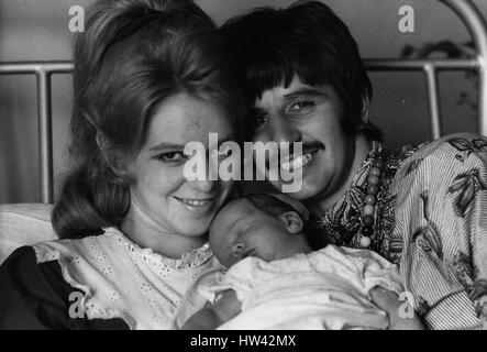 08 août, 1967 - Première photo de Ringo Starr des Beatles avec son fils, encore bébé, Jason : Photo montre Beatle Ringo Starr et sa femme âgée de 21 ans, Maureen, vu avec leur nouveau bébé fils, Jason, à Queen Charlotte's Hospital, où il est né le week-end dernier. Ils ont maintenant deux fils - leur premier enfant, Zak, aura deux ans dans un pour ce soir. (Crédit Image : © Keystone Press Agency/Keystone USA par ZUMAPRESS.com) Banque D'Images