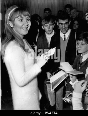 Le 12 décembre 1968 - LULU - Voté LE WORLD'S TOP CHANTEUSE DÉTIENT UN NOËL POUR 150 FANS LULU - qui est de représenter le Royaume-Uni au Concours Eurovision de la chanson - et a récemment voté le monde, chanteuse, a donné aujourd'hui une fête de Noël pour 150 fans à la Manchester Square, Londres W.L. PHOTO MONTRE : Lulu, âgé de 20 ans, chanteur d'Glaegow, signes autographe. Pour certains du ventilateur. qui assistait à une fête de Noël, (Image Crédit : © Keystone Press Agency/Keystone USA par ZUMAPRESS.com) Banque D'Images