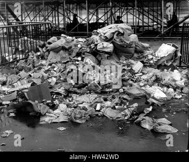Juillet 06, 1969 - Une partie des déchets qui a dû être effacée après le concert pop de l'Hyde Park hier : photo montre l'une des nombreuses piles de déchets qui devaient être effacés forme Hyde Park ce matin, après l'Apex air concert gratuit des Rolling Stones à jamais par 200 000 personnes hier. (Crédit Image : © Keystone Press Agency/Keystone USA par ZUMAPRESS.com) Banque D'Images