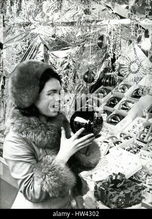 15 déc., 1970 - La chanteuse irlandaise Dana à Munich's ''Christkindlmarkt''. Singer Dana aimait son 'shopping' à pied à la Munich's ''Christkindlmarkt'' comme un enfant. Les 20 ans fille irlandaise, avec la chanson ''Toutes les sortes de tout'' lauréat du Grand Prix de la chanson 1970 a été non seulement surpris par toutes les petites choses, mais elle a aussi acheté plusieurs choses : beaucoup de balles de l'arbre de Noël et autres décorations pour l'immense arbre de Noël dans sa ville natale de Londonderry, d'épices et d'amandes comme goût pour elle-même. Dana Brown, accompagnée de son père, qui est son manager, est venu à Munich en matière d'affaires. OPS : Banque D'Images