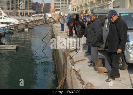 Qingdao, Qingdao, Chine. Mar 16, 2017. Qingdao, Chine-Mars 16 2017 : (usage éditorial uniquement. Chine).Certains citoyens achètent plus de 500 kilo de poisson et les mettre gratuitement à la mer à Qingdao, province de Shandong en Chine orientale, le 16 mars 2017. Cependant, certains autres citoyens garder pêche à proximité, ce qui est très ironique. Crédit : SIPA Asie/ZUMA/Alamy Fil Live News Banque D'Images