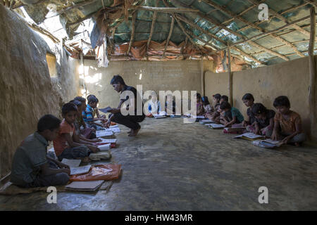 4 mars 2017 - Cox's Bazar, Chittagong, Bangladesh - enfants réfugiés rohingyas assister à une classe de l'école temporairement dans Kutapalong camp de réfugiés Rohingya le 4 mars 2017 à Cox's Bazar, le Bangladesh. Environ 70 000 Musulmans Rohingyas ont fui au Bangladesh du Myanmar depuis le 9 octobre 2016 après l'armée birmane a lancé des opérations de déminage en réponse à une attaque contre la police des frontières. Il y a plus de 30 000 réfugiés enregistrés au Bangladesh mais les autorités estiment que 300 000 à 500 000 Rohingyas non enregistrés sont également déjà vivre ici. En conséquence, la plupart de ces réfugiés non enregistrés ar Banque D'Images