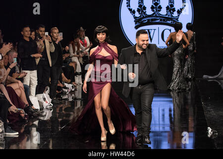 Los Angeles, Californie, USA. Mar 16, 2017. Articles de willfredo gerardo avec modèle sur la piste de l'lafw fashion coeurs art automne/hiver 2017 tenue à l'hôtel Beverly Hilton à Beverly Hills, Californie le 16 mars 2017. crédit : Sheri determan/Alamy live news Banque D'Images