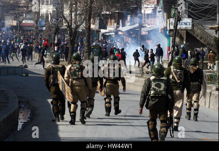 Srinagar, Cachemire sous administration indienne. 17 mars 2017. La police indienne du Cachemire, les manifestants musulmans chase pendant, en conflit avec la force du gouvernement après la prière du vendredi dans la vieille ville de Srinagar . contre les six ans a été tué le Kaneeza mercredi que les forces armées et les militants ont été pris dans une fusillade dans le nord du district de Kupwara cachemire. et aussi scandé des slogans, appelant au boycott des prochaines par-sondages. Mars . Credit : Sofi Suhail/Alamy Live News Banque D'Images