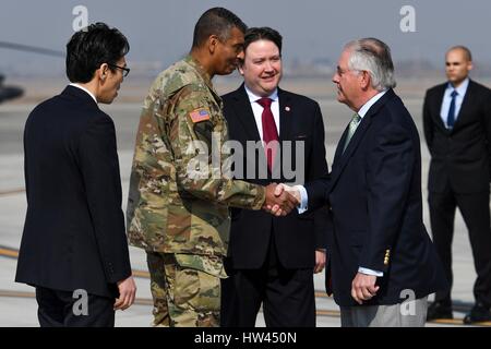 Séoul, Corée du Sud. 17 mars 2017. La secrétaire d'État des États-Unis, Rex Tillerson promenades avec Marc Knapper, Ambassade des États-Unis Séoul ChargŽ dÕAffaires ad interim, et le général Vincent Brooks, commandant des forces américaines en Corée, en arrivant à Osan Air Base 17 mars 2017 à Pyeongtaek, la Corée du Sud. Tillerson est sur son premier voyage en Asie en tant que secrétaire d'État. Credit : Planetpix/Alamy Live News Banque D'Images