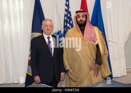 Arlington, États-Unis d'Amérique. Mar 16, 2017. Le secrétaire américain à la défense, Jim Mattis avec Vice-Prince Héritier d'Arabie saoudite Mohammad bin Salman Al Saud avant leur réunion bilatérale au Pentagone le 16 mars 2017 à Arlington, en Virginie. Credit : Planetpix/Alamy Live News Banque D'Images