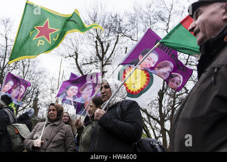 Berlin, Berlin, Allemagne. Mar 17, 2017. À la suite d'une piste à la Cour de District (Landgericht) de Berlin, les manifestants se rassemblent pour protester contre l'interdiction du PKK. Au cours de la manifestation, la police a confisqué deux drapeaux de YGJ et YGP et a pris trois personnes déterminées à titre provisoire. Au début de mars, le Ministère fédéral allemand de l'Intérieur a décidé d'interdire Ã-calan portraits et les symboles de GPJ et YPJ parmi les autres organisations kurdes. Crédit : Jan Scheunert/ZUMA/Alamy Fil Live News Banque D'Images