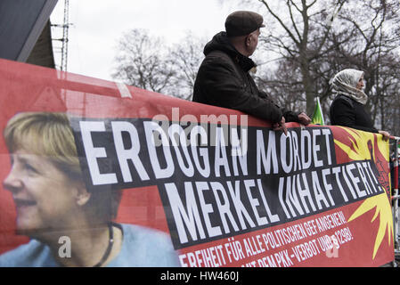 Berlin, Berlin, Allemagne. Mar 17, 2017. À la suite d'une piste à la Cour de District (Landgericht) de Berlin, les manifestants se rassemblent pour protester contre l'interdiction du PKK. Au cours de la manifestation, la police a confisqué deux drapeaux de YGJ et YGP et a pris trois personnes déterminées à titre provisoire. Au début de mars, le Ministère fédéral allemand de l'Intérieur a décidé d'interdire Ã-calan portraits et les symboles de GPJ et YPJ parmi les autres organisations kurdes. Crédit : Jan Scheunert/ZUMA/Alamy Fil Live News Banque D'Images