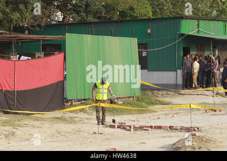 Dhaka, Bangladesh. Mar 17, 2017. Un des membres du Département des enquêtes criminelles (CID) inspecte l'endroit où un intrus est décédé dans une explosion après avoir tenté d'entrer dans un camp de la RAB à Dhaka, Bangladesh, le 17 mars 2017. Un "suicide bomber" est décédé dans une explosion après l'entrée dans un camp de fortune du Rapid Action Battalion dans Ashkona de Dacca. Credit : Suvra Kanti Das/ZUMA/Alamy Fil Live News Banque D'Images