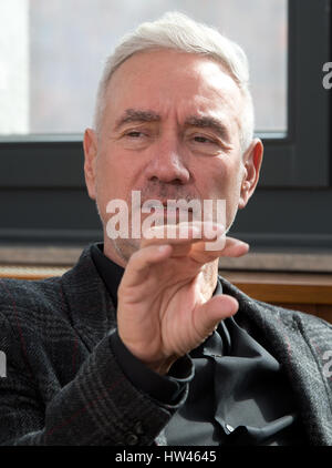 Stuttgart, Allemagne. Mar 15, 2017. Le réalisateur allemand Roland Emmerich au cours d'un entretien avec l'agence de presse allemande (dpa) dans la maison de la littérature à Stuttgart, Allemagne, 15 mars 2017. Emmerich est de recevoir le prix Carl Laemmle dans la ville où les premiers pionniers du cinéma Laemmle est né le 17.03.17. Photo : Bernd Weißbrod/dpa/Alamy Live News Banque D'Images