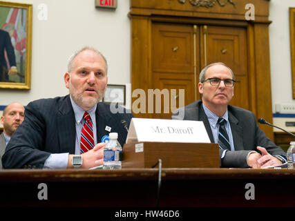 Rockville, Maryland, USA. Mar 16, 2017. William Daroff, Vice-président principal d'une politique publique et directeur du bureau de Washington, les Fédérations juives d'Amérique du Nord ; et Michael Feinstein, le PDG de la cintreuse Centre communautaire juif, Rockville, Maryland, dont l'installation a été la cible de deux récentes à la bombe, de témoigner devant le comité de la Chambre sur la sécurité intérieure le jeudi 16 mars 2017. Dpa : Crédit photo alliance/Alamy Live News Banque D'Images