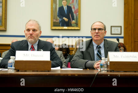 Rockville, Maryland, USA. Mar 16, 2017. William Daroff, Vice-président principal d'une politique publique et directeur du bureau de Washington, les Fédérations juives d'Amérique du Nord ; et Michael Feinstein, le PDG de la cintreuse Centre communautaire juif, Rockville, Maryland, dont l'installation a été la cible de deux récentes à la bombe, de témoigner devant le comité de la Chambre sur la sécurité intérieure le jeudi 16 mars 2017. Dpa : Crédit photo alliance/Alamy Live News Banque D'Images