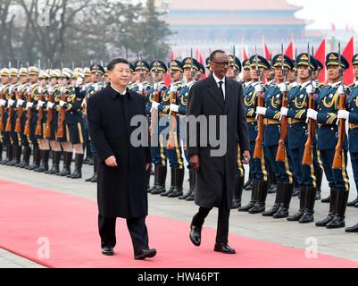 Beijing, Chine. Mar 17, 2017. Le président chinois Xi Jinping (L) est titulaire d'une cérémonie d'accueil pour le Rwanda, le Président Paul Kagame avant leurs entretiens à Beijing, capitale de Chine, le 17 mars 2017. Credit : Liu Weibing/Xinhua/Alamy Live News Banque D'Images