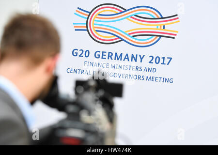 Baden-Baden, Allemagne. Mar 17, 2017. Un camerman films un logo au sommet financier du G20 dans le Kurhaus de Baden-Baden, Allemagne, 17 mars 2017. Photo : Uwe Anspach/dpa/Alamy Live News Banque D'Images