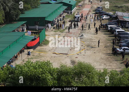 Dhaka, Bangladesh. Mar 17, 2017. Le Bangladesh se réunir autour d'un personnel de sécurité ceinturée dans un camp militaire après une tentative de suicide à la bombe perpétré à Dhaka, Bangladesh, le 17 mars 2017. Un homme s'est fait exploser dans un camp pour les forces de sécurité d'élite du Bangladesh, en blessant deux autres, dans une apparente attaque suicide bâclé. L'incident est venu un jour après une série de raids sur des militants présumés cachettes dans le pays en difficulté, qui a subi une série d'attentats islamistes au cours des dernières années. Zakir Hossain Chowdhury Crédit : zakir/Alamy Live News Banque D'Images