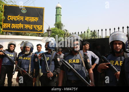 Dhaka, Bangladesh. Mar 17, 2017. Le Bangladesh se réunir autour d'un personnel de sécurité ceinturée dans un camp militaire après une tentative de suicide à la bombe perpétré à Dhaka, Bangladesh, le 17 mars 2017. Un homme s'est fait exploser dans un camp pour les forces de sécurité d'élite du Bangladesh, en blessant deux autres, dans une apparente attaque suicide bâclé. L'incident est venu un jour après une série de raids sur des militants présumés cachettes dans le pays en difficulté, qui a subi une série d'attentats islamistes au cours des dernières années. Zakir Hossain Chowdhury Crédit : zakir/Alamy Live News Banque D'Images