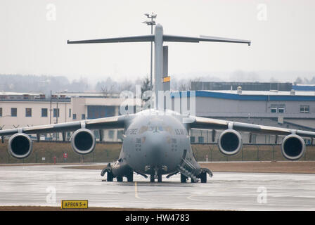 Gdansk, Pologne. Mar 17, 2017. United States Air Force d'avions de transport militaire grand Boeing C-17A Globemaster III à partir de la 437e Airlift Wing et 315e Airlift Wing de la Base aérienne de Charleston, Caroline du Sud, n'est vu le 17 mars 2017 à Gdansk Lech Walesa Airport Crédit : Pologne, Wojciech Strozyk/Alamy Live News Banque D'Images