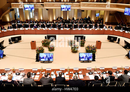 Baden-Baden, Allemagne. Mar 17, 2017. Les ministres des finances du G20 et des chefs de la banque centrale s'asseoir au sommet financier du G20 à Baden-Baden, Allemagne, 17 mars 2017. Photo : Uwe Anspach/dpa/Alamy Live News Banque D'Images