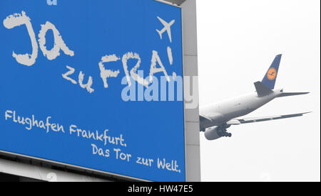 Un avion de Lufthansa vole sur un signe de la société de gestion de l'aéroport l'aéroport de Frankfurt am Main, Allemagne, 17 mars 2017. La société a commencé l'année avec un bénéfice total de 375 millions d'euros, en hausse de 35 pour cent par rapport à l'année précédente. Photo : Arne Dedert/dpa Banque D'Images