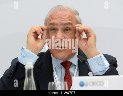 Baden-Baden, Allemagne. Mar 17, 2017. Le secrétaire général de l'OCDE Angel Gurria se redresse ses lunettes au sommet financier du G20 à Baden-Baden, Allemagne, 17 mars 2017. Photo : Franziska Kraufmann/dpa/Alamy Live News Banque D'Images