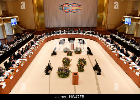 Baden-Baden, Allemagne. Mar 17, 2017. Les ministres des finances du G20 et des chefs de la banque centrale s'asseoir au sommet financier du G20 à Baden-Baden, Allemagne, 17 mars 2017. Photo : Uwe Anspach/dpa/Alamy Live News Banque D'Images