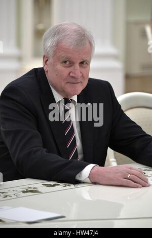 Ministre-président de Bavière Horst Seehofer lors d'une réunion bilatérale avec le président russe Vladimir Poutine au Kremlin, le 16 mars 2017 à Moscou, Russie. Banque D'Images