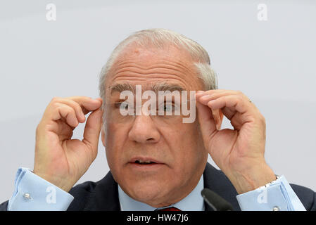 Baden-Baden, Allemagne. Mar 17, 2017. Le secrétaire général de l'OCDE Angel Gurria se redresse ses lunettes au sommet financier du G20 à Baden-Baden, Allemagne, 17 mars 2017. Photo : Franziska Kraufmann/dpa/Alamy Live News Banque D'Images