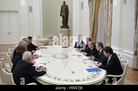 Le président russe Vladimir Poutine, à droite, tient une réunion bilatérale avec le Ministre-président de Bavière Horst Seehofer au Kremlin, le 16 mars 2017 à Moscou, Russie. Banque D'Images