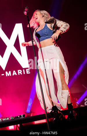 Turin, Italie. Mar 16, 2017. La chanteuse britannique Anne-Marie Nicholson connu professionnellement comme ANNE-MARIE effectue sur scène à PalaAlpitour le spectacle d'ouverture de crédit de Ed Sheeran : Rodolfo Sassano/Alamy Live News Banque D'Images