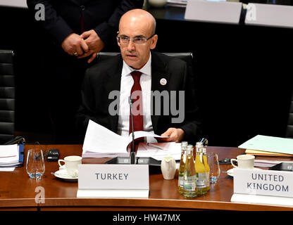 Baden-Baden, Allemagne. Mar 17, 2017. Le ministre des Finances turc Mehmet Simsek est assis à sa place au sommet financier du G20 à Baden-Baden, Allemagne, 17 mars 2017. Photo : Uwe Anspach/dpa/Alamy Live News Banque D'Images