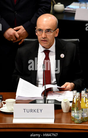 Baden-Baden, Allemagne. Mar 17, 2017. Le ministre des Finances turc Mehmet Simsek est assis à sa place au sommet financier du G20 à Baden-Baden, Allemagne, 17 mars 2017. Photo : Uwe Anspach/dpa/Alamy Live News Banque D'Images