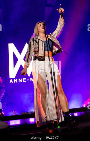 Turin, Italie. Mar 16, 2017. La chanteuse britannique Anne-Marie Nicholson connu professionnellement comme ANNE-MARIE effectue sur scène à PalaAlpitour le spectacle d'ouverture de crédit de Ed Sheeran : Rodolfo Sassano/Alamy Live News Banque D'Images