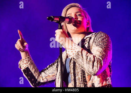 Turin, Italie. Mar 16, 2017. La chanteuse britannique Anne-Marie Nicholson connu professionnellement comme ANNE-MARIE effectue sur scène à PalaAlpitour le spectacle d'ouverture de crédit de Ed Sheeran : Rodolfo Sassano/Alamy Live News Banque D'Images