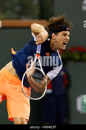 Le 16 mars 2017 Dominic Thiem sert d'Autriche contre Stan Wawrinka de la Suisse pendant leur quart de finale au cours de la 2017 BNP Paribas Open à Indian Wells Tennis Garden à Indian Wells, en Californie. Charles Baus/CSM Banque D'Images