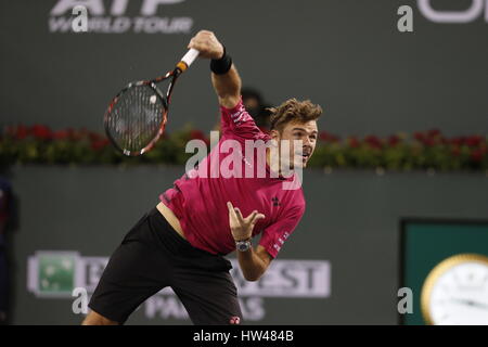 Mars 16, 2017 Stan Wawrinka de Suisse sert contre Dominic Thiem d'Autriche au cours de leur quart de finale au cours de la 2017 BNP Paribas Open à Indian Wells Tennis Garden à Indian Wells, en Californie. Charles Baus/CSM Banque D'Images
