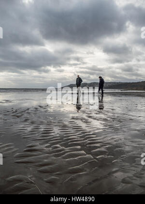 Charmouth plage, Charmouth, Dorset, UK. 17 mars 2017. Un couple se présente pour une promenade sur un gris et couvert l'après-midi à Charmouth plage. © Dan Tucker/Alamy Live News Banque D'Images